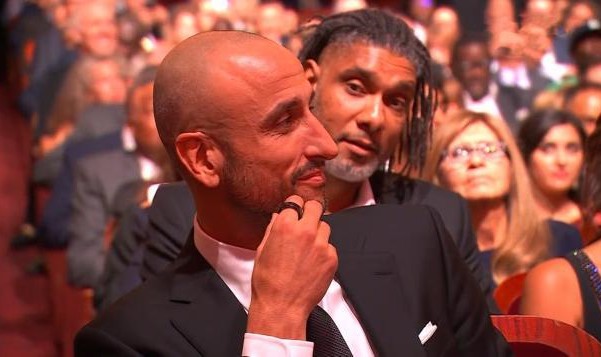 狗子28app下载-吉诺比利名人堂演讲：因波波哽咽 调侃邓肯引哄笑