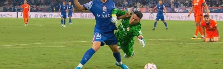 刘诚宇抢出机会被放倒！王大雷扑救抢球送点，吴曦点射破门！